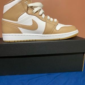 Air Jordan Mid 1